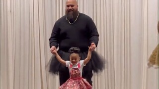 再高大威猛的硬汉，也要为了女儿穿小裙裙...绝对是全场最有安全感的伴舞了！