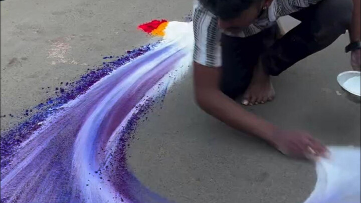 Gờ giảm tốc – Bạn đã từng chứng kiến quá trình tạo nên bức Rangoli màu xanh này chưa?
