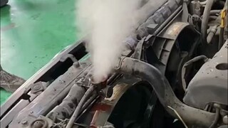 عطل عجيب واجهه ميكانيكي السيارات، قال العميل إن السيارة تخرج دخانًا!