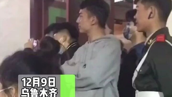 หนุ่มที่กำลังดูการแสดงถูกเพื่อนผู้หญิงแอบถ่าย หน้าตาแบบนี้ช่างน่ารักเหลือเกิน ชาวเน็ตบอกว่า: ทำไมหน้