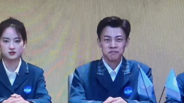 เมื่อคุณบนเวทีได้เห็นเพื่อนสนิทของคุณที่อยู่ด้านล่าง