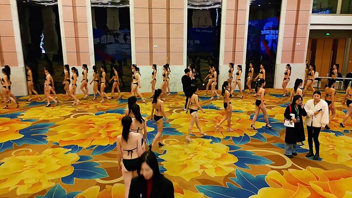 นักเรียนแฟชั่นเดินแบบ 852