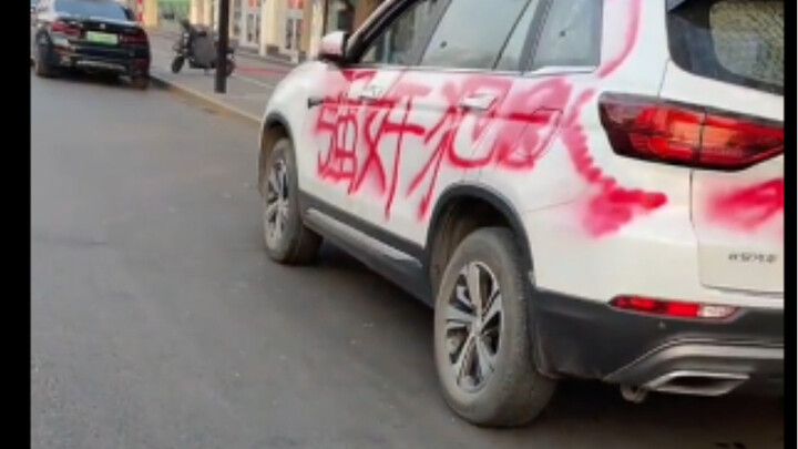 快过年了满大街都是红红火火的