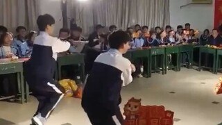 قام صبيان بتعديل نسخة اللاتينية من "المادة الثالثة"، ورقصا معًا في حفل رأس السنة، مما أثار حماس جميع