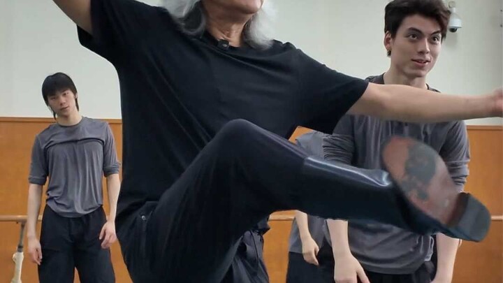 Immersive experience in the class of Professor Gao, 68, from the Beijing Dance Academy