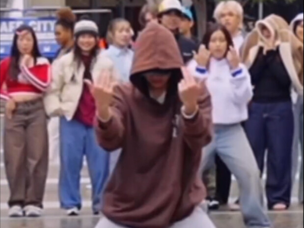 عندما أرقص بشكل عشوائي، لا أستطيع إلا أن أحدق في أولئك الذين يرقصون بشكل جيد...