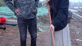 Mereka berdua sedang membangun rumah, tetapi perbedaan kecepatannya sangat besar!
