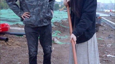 Mereka berdua sedang membangun rumah, tetapi perbedaan kecepatannya sangat besar!