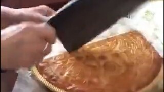 تنتقل كعكات القمر عبر ثلاثة أجيال، لكن الكعك يبقى حتى بعد رحيل الأشخاص !!