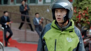 Phù dâu và phù rể chặn cửa thang máy, không cho cậu bé giao đồ ăn vào. Cậu bé buộc phải leo 26 tầng.