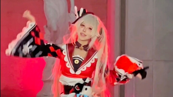 A straight-on clip of Huohua constantly being fanned by sleeves