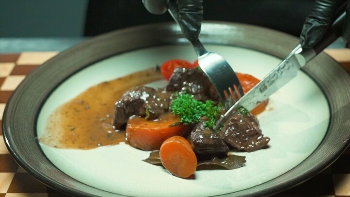 ฮันนิบาลมองดูเขาแต่ไม่ได้พูดอะไร