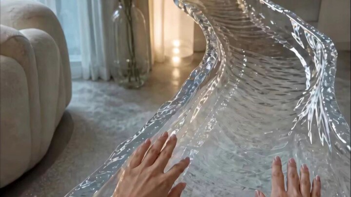 Traverse the Giant Kingdom bedroom—choose your makeup items and escape via a zodiac-themed slide