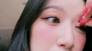 Shuhua đang khóc nức nở + sợ hãi vì đôi môi phát sáng của mình!