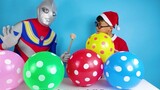 The real Ultraman turned into colorful balloons, Ozawa broke the balloons to find gifts to play