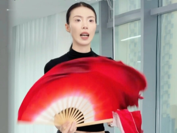 ما إن انطلقت موسيقى «رفع ملك التنانين» حتى شعرتُ بالاختناق بالفعل…