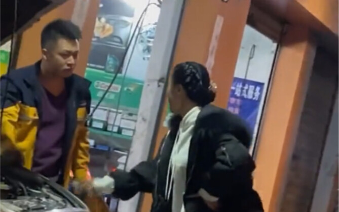 Tukang reparasi bertemu dengan pengemudi wanita yang ceroboh, akhirnya menemukan lawan setara.