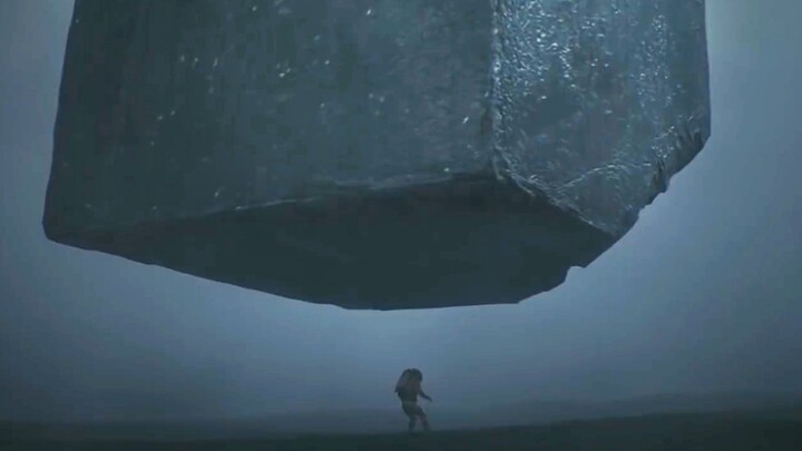 ظهر مكعب ضخم فجأة في السماء، وبدأ يتشوه بشكل غريب ويقتل كل من يراه، فتعرض الرجل للانهيار بعد أن خاطر