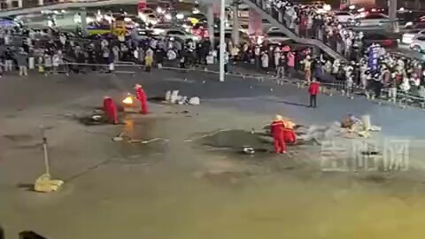 Rực rỡ ánh sao khắp trời, gây chấn động lòng người! Nghệ nhân biểu diễn nghệ thuật đánh sắt nóng.