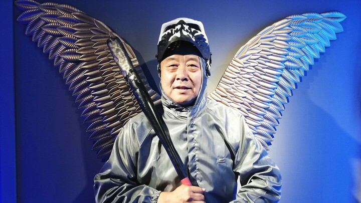A grumpy old man spent 98 yuan to enter a house and smash things up. The owner even gave him an air 