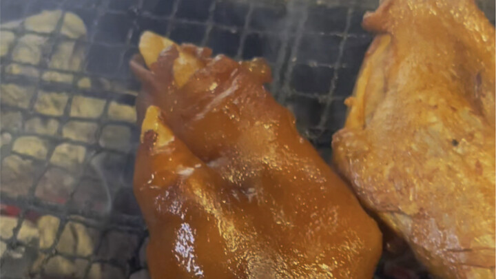 Roasted pig trotters, just have a casual bite