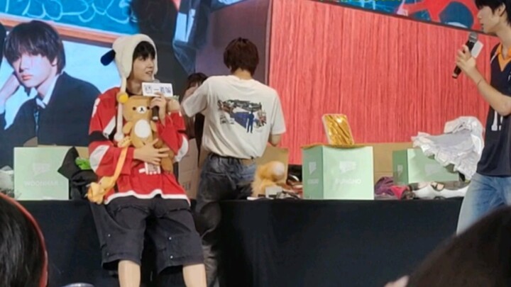 When you are signing autographs, you have to let the idol wear a volleyball uniform