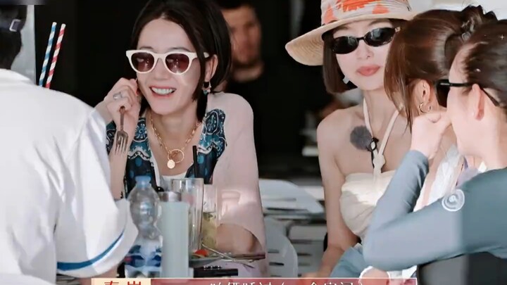 Các chị đang bàn về vóc dáng, các em trai thì đứng bên cạnh cười ngốc nghếch
