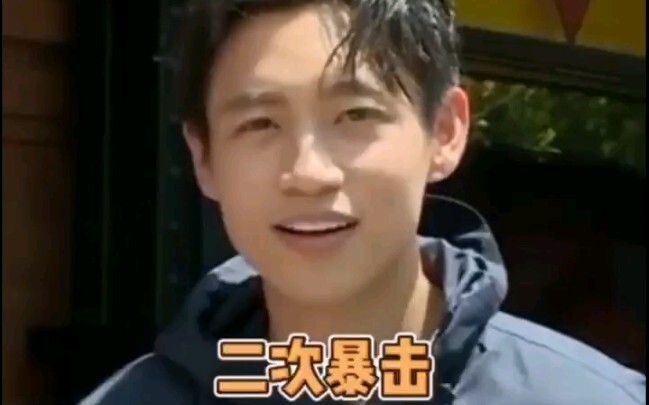 คนเดินผ่านเผลอจำเหว่ยเฉินเป็นซูชิง แค่พูดไม่กี่ประโยค เหว่ยเฉินก็เจ็บใจไม่น้อย ฮ่าๆๆ