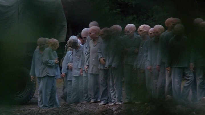 《X档案》第三季第十集，荒野外的麻风病研究院，病人都有一张外星人的脸