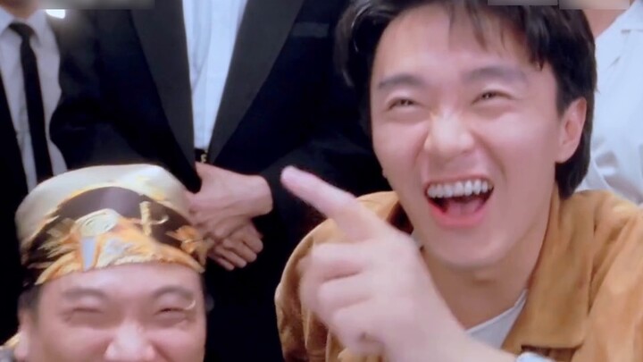 Kể cả khi anh thích em thì anh cũng không cần phải thể hiện trước mặt nhiều người như vậy đâu, đúng 
