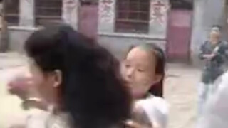 1995年人贩子被报复的真实影像，还被吐了一口痰