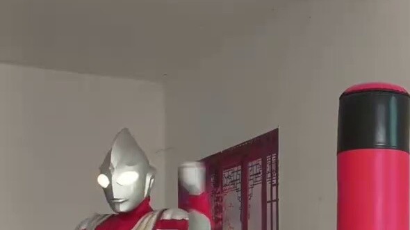 Wouldn't it be fine to fight in the red form from the beginning? Homemade Tiga Powerful Leather Suit