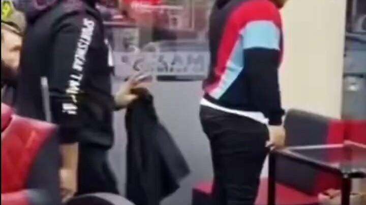 Anh chàng cắt tóc xong là chạy ngay, thợ cắt tóc suýt nữa thì không kịp giữ dao lại!