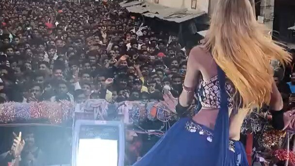 Penari jalanan di Uttar Pradesh, India, bergoyang heboh mengikuti lagu khas Bhojpuri! Di bawahnya pe