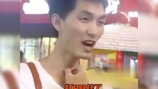 年轻人的爱国方式能有多硬核，为了不给祖国丢脸，直接改变母语。