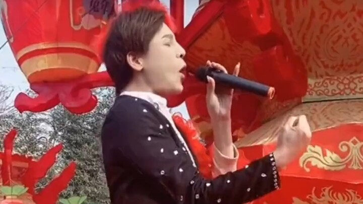 عندي وجهان لـ giegie، أي واحد تختار؟