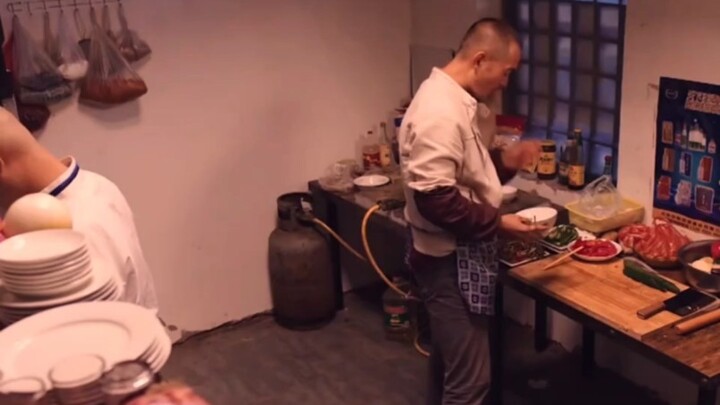 الشيف يسرق طعام الضيوف، لكن صاحبة المطعم كشفته بحيلة واحدة فقط!