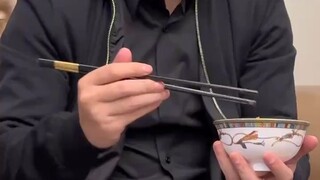 一个厨子不看菜谱研究上兵法了！