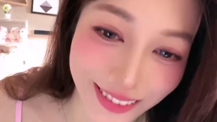 Ngô Liễu Phương bẩm sinh đã quyến rũ, các bạn cứ tự xem đi; một nhà vô địch thể dục dụng cụ mà không