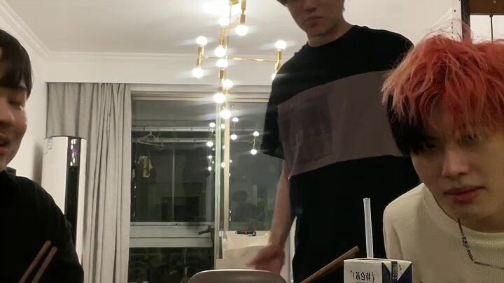 【Saudara Mofan 2021.10.03】 Tantangan Numpang Makan bersama Saudara Liyuan dan Kakak Yu (Versi Lengka