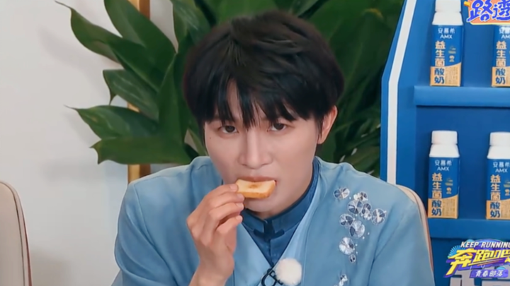 Zhou Shen’s breathtaking bread-chewing clip in one minute