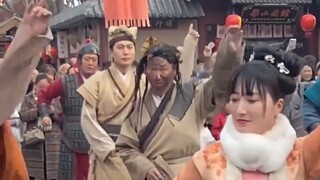Sau khi "chú ăn mày nhỏ" trở nên nổi tiếng, phong cách check-in của du khách đột nhiên thay đổi. "Tr