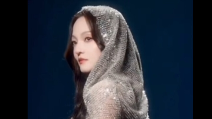 Chắc stylist của Trương Thiều Hàm sẽ không bao giờ thất nghiệp đâu nhỉ