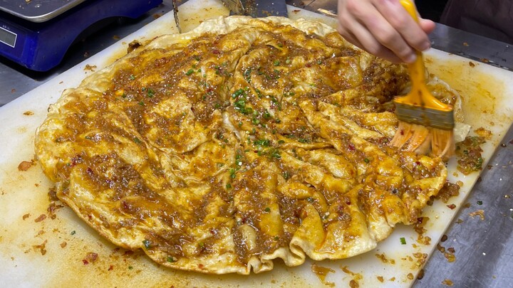 แพนเค้กซอสหอมๆ ชิ้นนี้อร่อยมากจริงๆ! จานละ 5 หยวนเท่านั้น!! พอทอดเสร็จปุ๊บก็ถูกซื้อเกลี้ยงทันที～