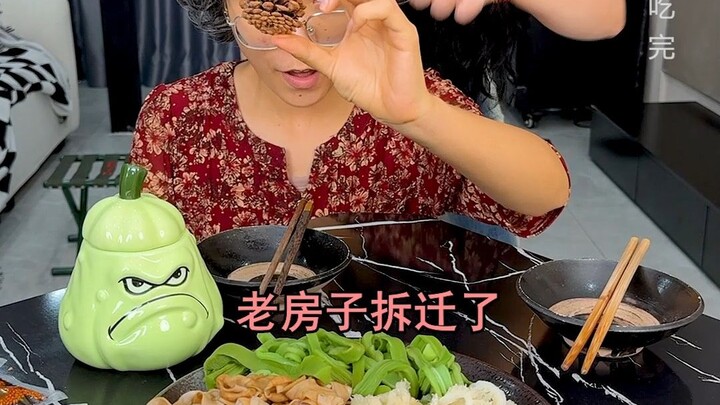 #Cold-Style Three-in-One Feast I knew Binbin would pull something like this—thankfully Mom and I wer