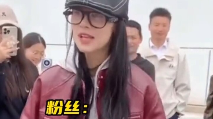 Meibao sends高考祝福 to her fans, but the vibe keeps going off track and she gradually loses herself in 