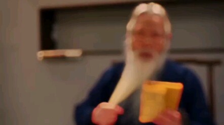 Orang tua itu berkata: "Orang yang jari kelingkingnya lebih pendek daripada jari manis, tidak punya 