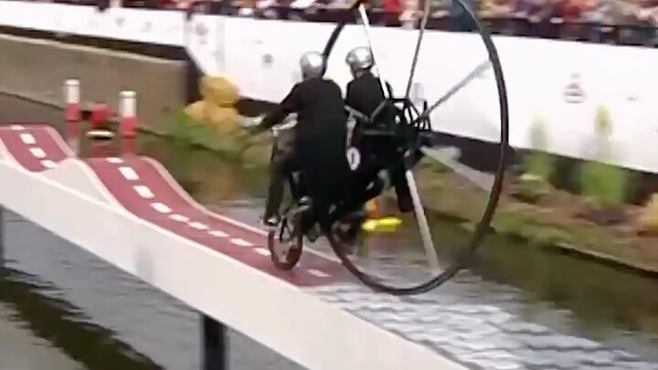 Lomba sepeda tandem yang disponsori oleh Ruidemen'er, para pesertanya akan melakukan aksi-aksi kocak