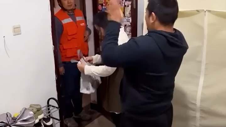 Man pulls an “Mission: Impossible” while ordering takeout; delivery guy cleverly completes the task 
