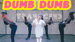 [استوديو رقص Quansheng] قامت الشابة بتغيير ملابسها لأداء رقصة "DUMB DUMB" الخاصة بفرقة SOMI في غرفة 